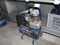 Compressor dutack 2hp met 10 liter tank. kunststof beschermkap beschadigd maar wel werkend.