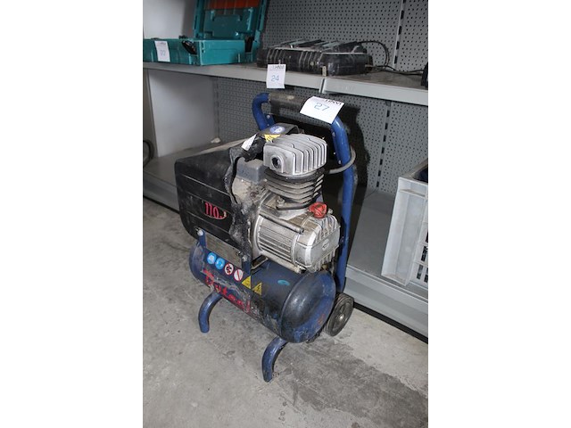 Compressor dutack 2hp met 10 liter tank. kunststof beschermkap beschadigd maar wel werkend. - afbeelding 2 van  4