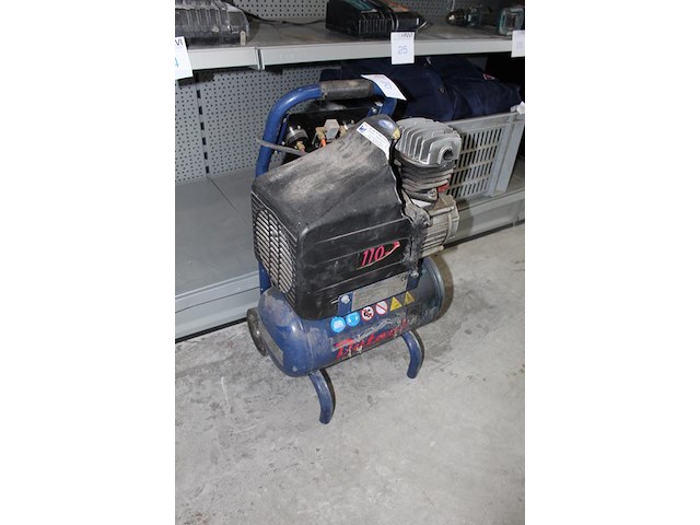 Compressor dutack 2hp met 10 liter tank. kunststof beschermkap beschadigd maar wel werkend. - afbeelding 3 van  4