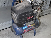 Compressor dutack 2hp met 10 liter tank. kunststof beschermkap beschadigd maar wel werkend. - afbeelding 3 van  4