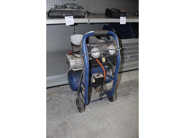 Compressor dutack 2hp met 10 liter tank. kunststof beschermkap beschadigd maar wel werkend. - afbeelding 4 van  4