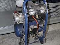 Compressor dutack 2hp met 10 liter tank. kunststof beschermkap beschadigd maar wel werkend. - afbeelding 4 van  4