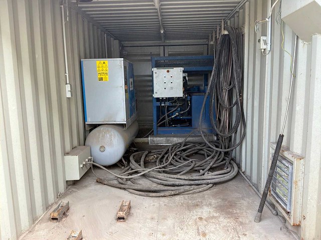Compressor en hydrounit in zeecontainer - afbeelding 1 van  8