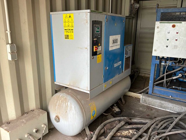 Compressor en hydrounit in zeecontainer - afbeelding 2 van  5