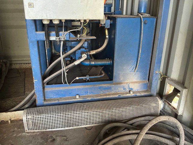 Compressor en hydrounit in zeecontainer - afbeelding 5 van  5
