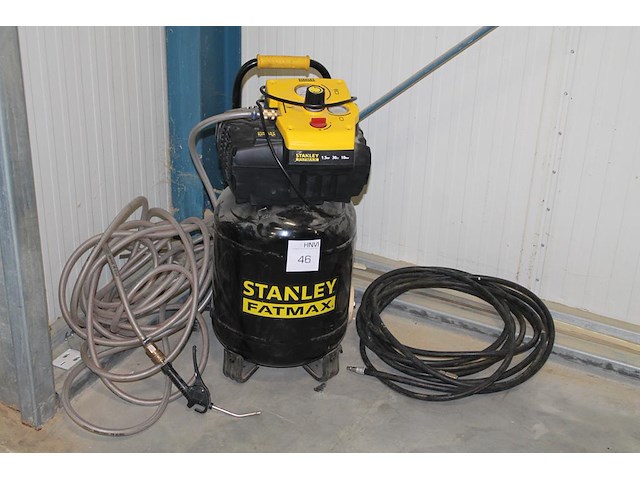 Compressor stanley fatmax met diverse slangen en spuitmond. bouwjaar 2023 - afbeelding 1 van  3
