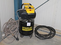 Compressor stanley fatmax met diverse slangen en spuitmond. bouwjaar 2023 - afbeelding 1 van  3