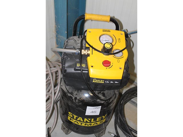 Compressor stanley fatmax met diverse slangen en spuitmond. bouwjaar 2023 - afbeelding 2 van  3