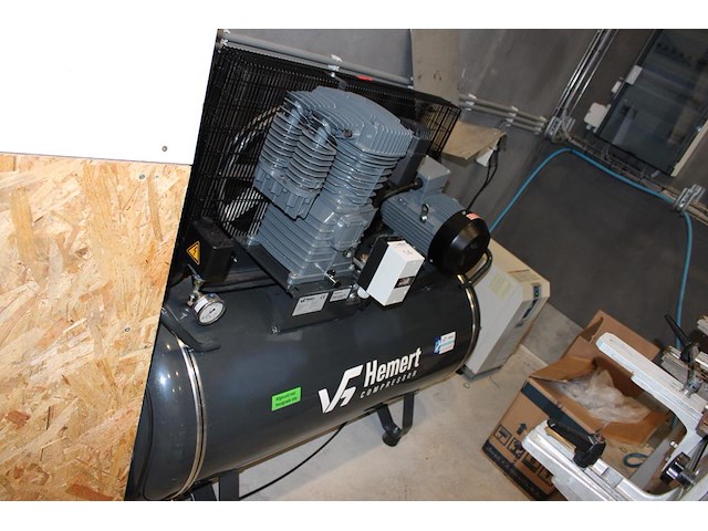 Compressor van hemert hst 700-300. bouwjaar 2024 met een luchtdroger smc idfa6e. 380v. let op: kavel is ond... onderdeel van combinatiekavel complete mini brouwerijopstelling bestaande uit brouwhuis, 8 gistingstanks (deels gevuld), bottellijn, pompen, warmtewisselaar, natte lijn etiketteermachine en chiller - afbeelding 1 van  5