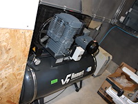 Compressor van hemert hst 700-300. bouwjaar 2024 met een luchtdroger smc idfa6e. 380v. let op: kavel is ond... onderdeel van combinatiekavel complete mini brouwerijopstelling bestaande uit brouwhuis, 8 gistingstanks (deels gevuld), bottellijn, pompen, warmtewisselaar, natte lijn etiketteermachine en chiller - afbeelding 1 van  5