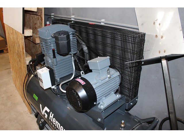 Compressor van hemert hst 700-300. bouwjaar 2024 met een luchtdroger smc idfa6e. 380v. let op: kavel is ond... onderdeel van combinatiekavel complete mini brouwerijopstelling bestaande uit brouwhuis, 8 gistingstanks (deels gevuld), bottellijn, pompen, warmtewisselaar, natte lijn etiketteermachine en chiller - afbeelding 2 van  5