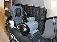 Compressor van hemert hst 700-300. bouwjaar 2024 met een luchtdroger smc idfa6e. 380v. let op: kavel is ond... onderdeel van combinatiekavel complete mini brouwerijopstelling bestaande uit brouwhuis, 8 gistingstanks (deels gevuld), bottellijn, pompen, warmtewisselaar, natte lijn etiketteermachine en chiller - afbeelding 2 van  5