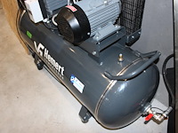 Compressor van hemert hst 700-300. bouwjaar 2024 met een luchtdroger smc idfa6e. 380v. let op: kavel is ond... onderdeel van combinatiekavel complete mini brouwerijopstelling bestaande uit brouwhuis, 8 gistingstanks (deels gevuld), bottellijn, pompen, warmtewisselaar, natte lijn etiketteermachine en chiller - afbeelding 3 van  5