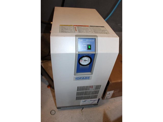 Compressor van hemert hst 700-300. bouwjaar 2024 met een luchtdroger smc idfa6e. 380v. let op: kavel is ond... onderdeel van combinatiekavel complete mini brouwerijopstelling bestaande uit brouwhuis, 8 gistingstanks (deels gevuld), bottellijn, pompen, warmtewisselaar, natte lijn etiketteermachine en chiller - afbeelding 4 van  5