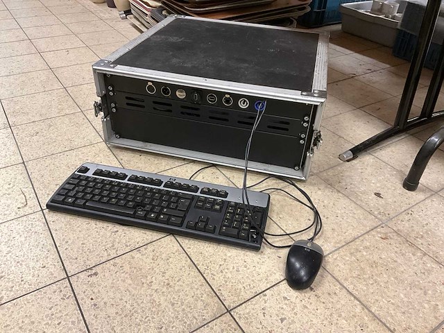 Computer in flightcase - afbeelding 1 van  4