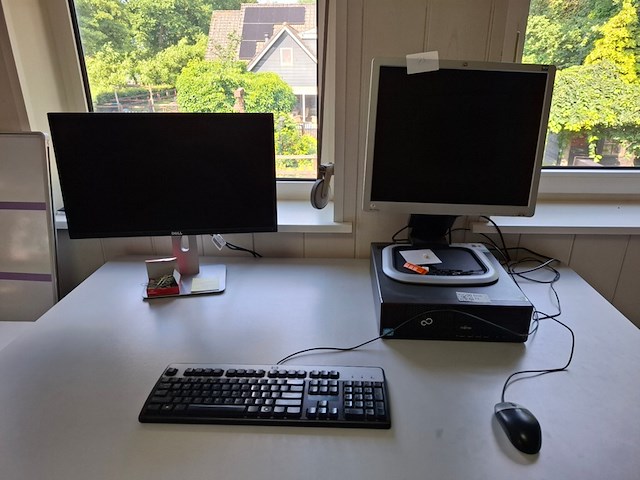 Computer met 2x monitor, fujitsu, dt8-d3061 core i3 - afbeelding 1 van  5