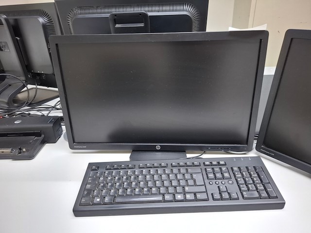 Computer met 4x diverse monitor peaq, med mt 8147n, pdt g 2020-i7n1, core i7 - afbeelding 6 van  7