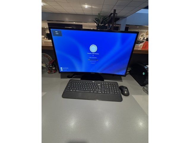Computer met monitor intel, nuc10fnh - afbeelding 1 van  3