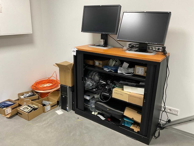 Computeronderdelen in kast - afbeelding 1 van  4