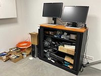Computeronderdelen in kast - afbeelding 1 van  4
