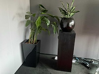 Conferentieopstelling + zuilen, planten en whiteboard - afbeelding 3 van  7