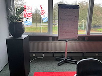 Conferentieopstelling + zuilen, planten en whiteboard - afbeelding 4 van  7
