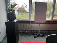 Conferentieopstelling + zuilen, planten en whiteboard - afbeelding 5 van  7
