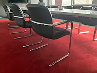 Conferentieopstelling + zuilen, planten en whiteboard - afbeelding 6 van  7