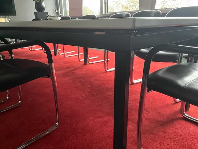 Conferentieopstelling + zuilen, planten en whiteboard - afbeelding 7 van  7