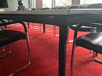 Conferentieopstelling + zuilen, planten en whiteboard - afbeelding 7 van  7