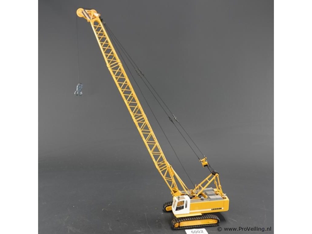 Die-cast schaal modellen, w.o. bijzondere, van hijskranen, vrachtwagens, machines, buicks e.d. uit een nalatenschap. oozzoo wageningen.