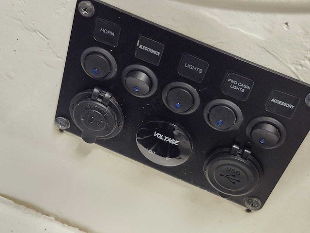 Consoleboot en visboot met inboard motor en kanteltrailer - afbeelding 13 van  35