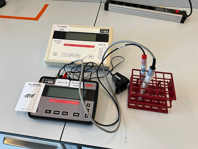 Consort laboratorium meetapparatuur (2x) - afbeelding 1 van  8