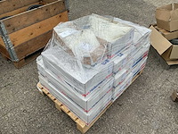 Constructie- en bevestigingsmateriaalpallet vol met kabelbinders - afbeelding 1 van  3
