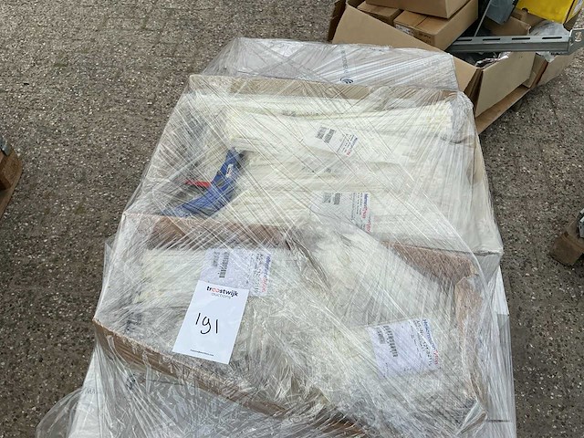 Constructie- en bevestigingsmateriaalpallet vol met kabelbinders - afbeelding 2 van  3