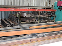 Constructiebalken en restanten in hal 2 w.o. h-balken (h50), hoeklijnen, hoekstukken, kokers, strips, etc. - afbeelding 2 van  11