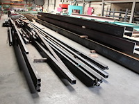 Constructiebalken en restanten in hal 2 w.o. h-balken (h50), hoeklijnen, hoekstukken, kokers, strips, etc. - afbeelding 3 van  11