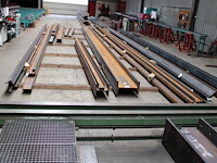 Constructiebalken en restanten in hal 2 w.o. h-balken (h50), hoeklijnen, hoekstukken, kokers, strips, etc. - afbeelding 4 van  11
