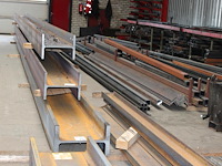 Constructiebalken en restanten in hal 2 w.o. h-balken (h50), hoeklijnen, hoekstukken, kokers, strips, etc. - afbeelding 5 van  11