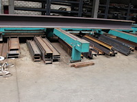 Constructiebalken en restanten in hal 2 w.o. h-balken (h50), hoeklijnen, hoekstukken, kokers, strips, etc. - afbeelding 7 van  11