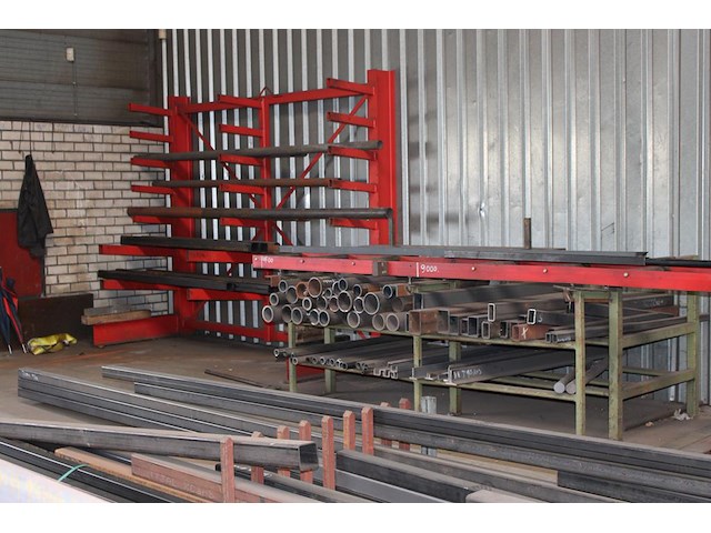 Constructiebalken en restanten in hal 2 w.o. h-balken (h50), hoeklijnen, hoekstukken, kokers, strips, etc. - afbeelding 10 van  11