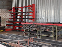 Constructiebalken en restanten in hal 2 w.o. h-balken (h50), hoeklijnen, hoekstukken, kokers, strips, etc. - afbeelding 10 van  11