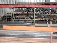 Constructiebalken en restanten in hal 2 w.o. h-balken (h50), hoeklijnen, hoekstukken, kokers, strips, etc. - afbeelding 11 van  11