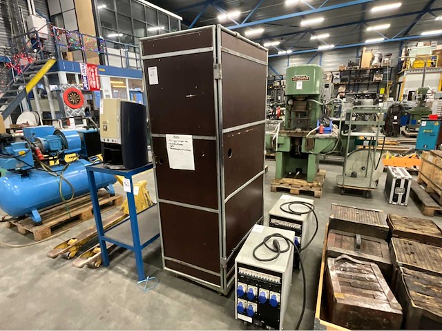 Container met auto accessoires - afbeelding 1 van  4