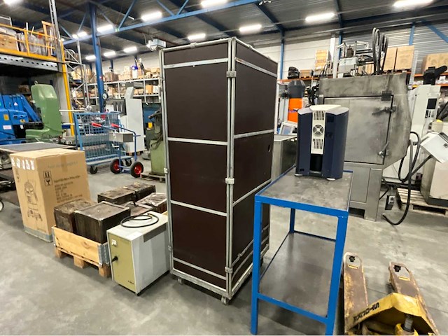 Container met auto accessoires - afbeelding 2 van  4