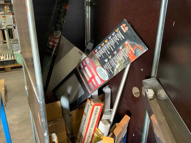 Container met auto accessoires - afbeelding 3 van  4