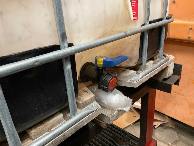 Container met opvangbak - afbeelding 1 van  6