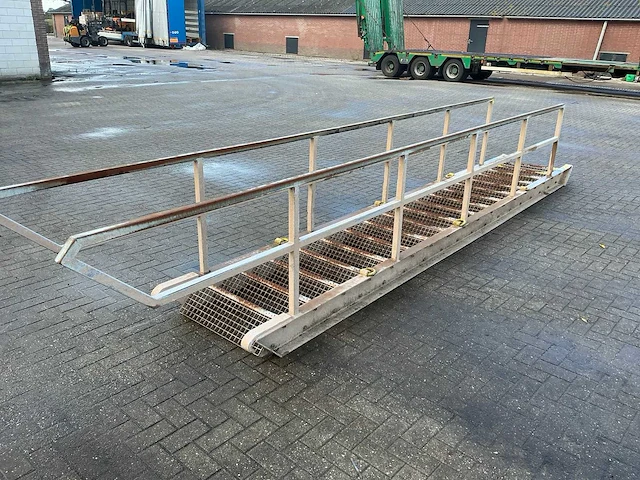 Container oplooptrap - afbeelding 1 van  5