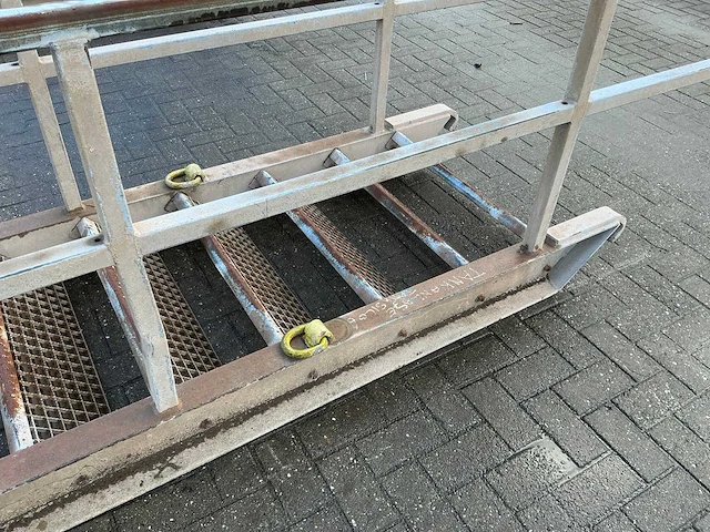 Container oplooptrap - afbeelding 5 van  5