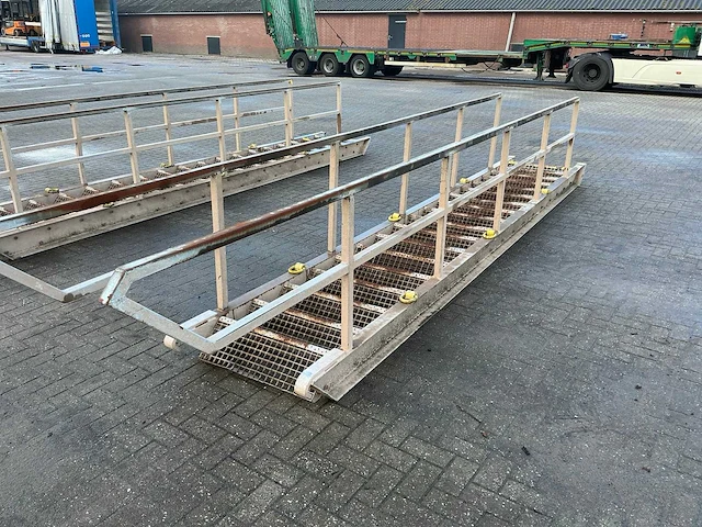Container oplooptrap - afbeelding 1 van  4